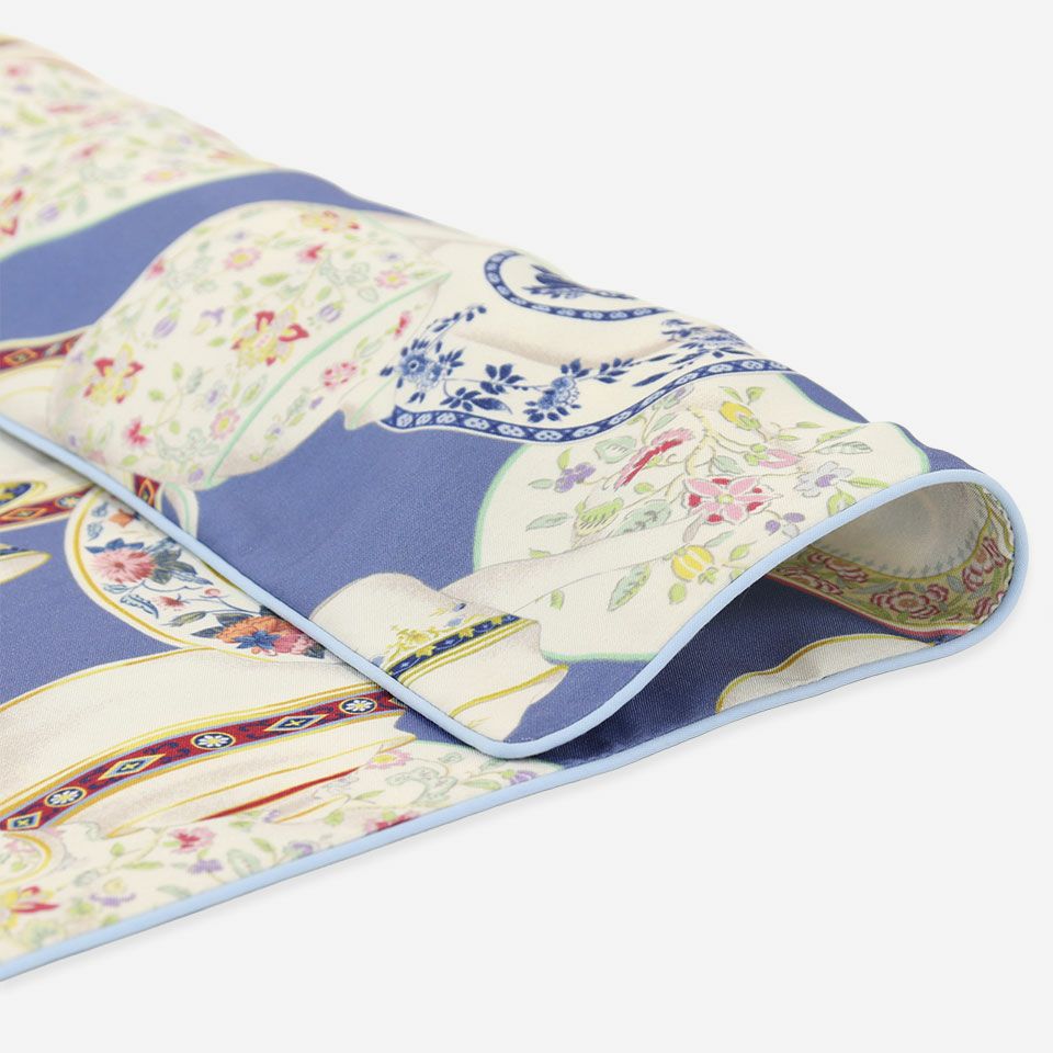 転写プリントにより実際の食器を想起させるようなデザイン再現性の高さを感じられ、食器の種類の多さもお楽しみいただけます