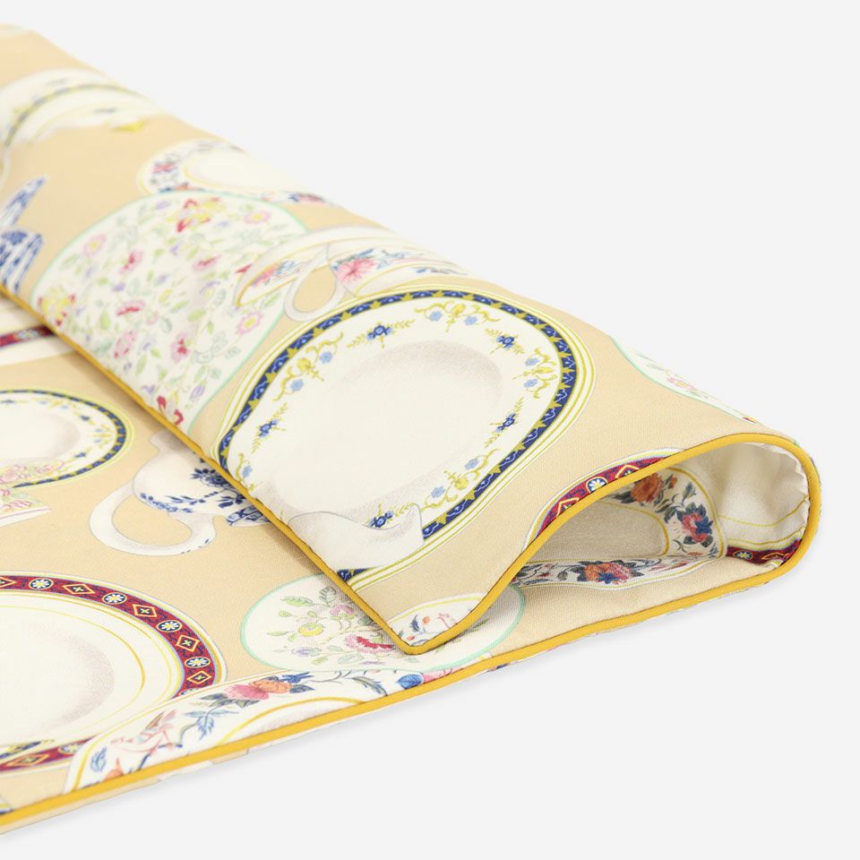 転写プリントにより実際の食器を想起させるようなデザイン再現性の高さを感じられ、食器の種類の多さもお楽しみいただけます