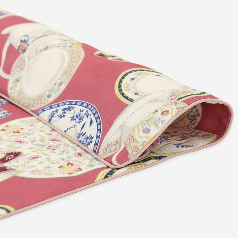 転写プリントにより実際の食器を想起させるようなデザイン再現性の高さを感じられ、食器の種類の多さもお楽しみいただけます