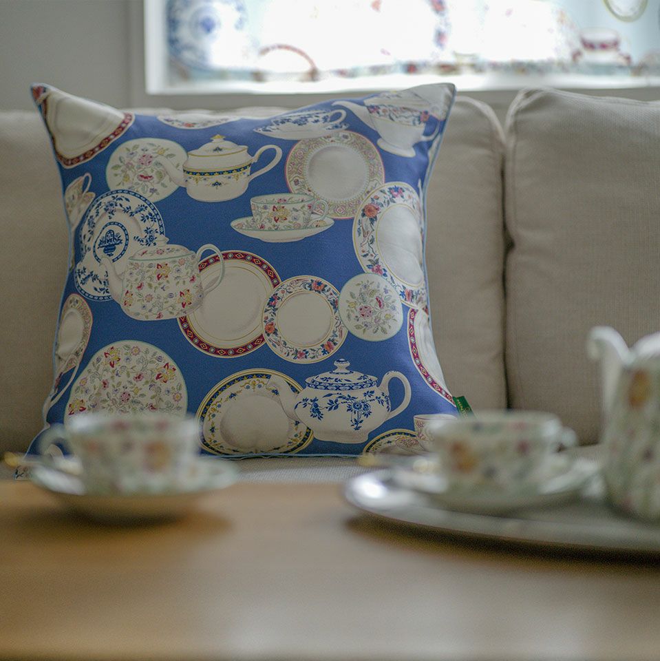 抱えて身体の支えとして、膝上に置き肘の支えとして、背もたれとして幅広くご使用いただけます