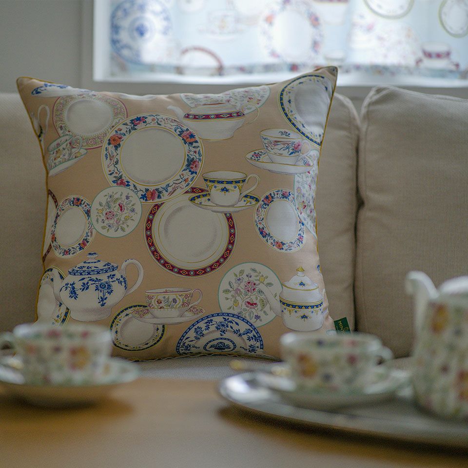 抱えて身体の支えとして、膝上に置き肘の支えとして、背もたれとして幅広くご使用いただけます