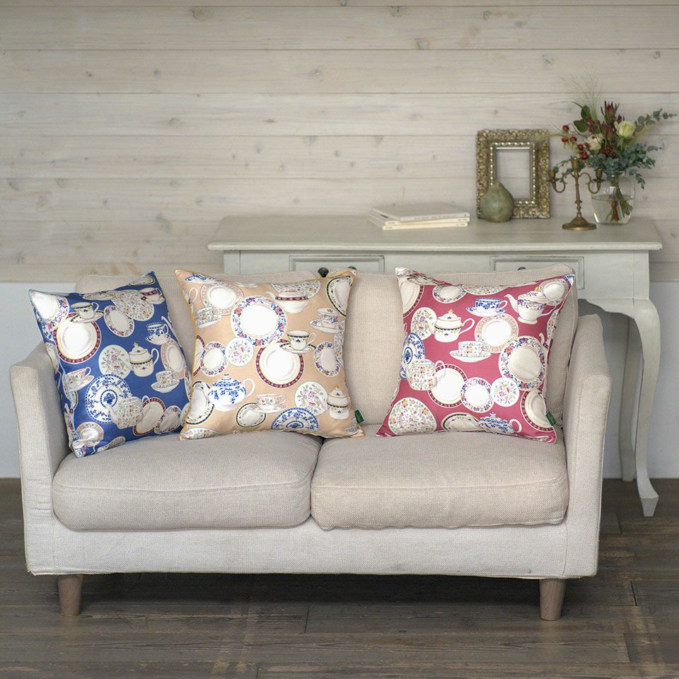 インテリアに合わせやすいベージュ配色と、インテリアの引き締めカラーとして使用できる少し濃いめの青と渋い赤の全３配色です