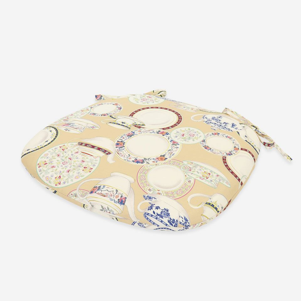 表面／カラー：ベージュ／45cm×43cm／転写プリントにより実際の食器を想起させるようなデザイン再現性の高さを感じられます