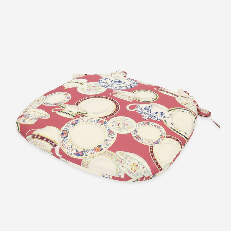 表面／カラー：レッド／45cm×43cm／転写プリントにより実際の食器を想起させるようなデザイン再現性の高さを感じられます