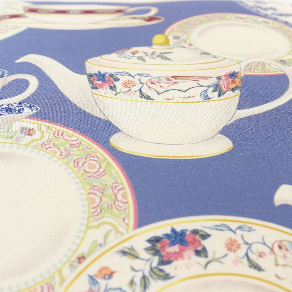 ミントンの食器カタログから抜粋したティーカップとトレー、ティーポットをモチーフとしてファブリックに落とし込んだデザインです