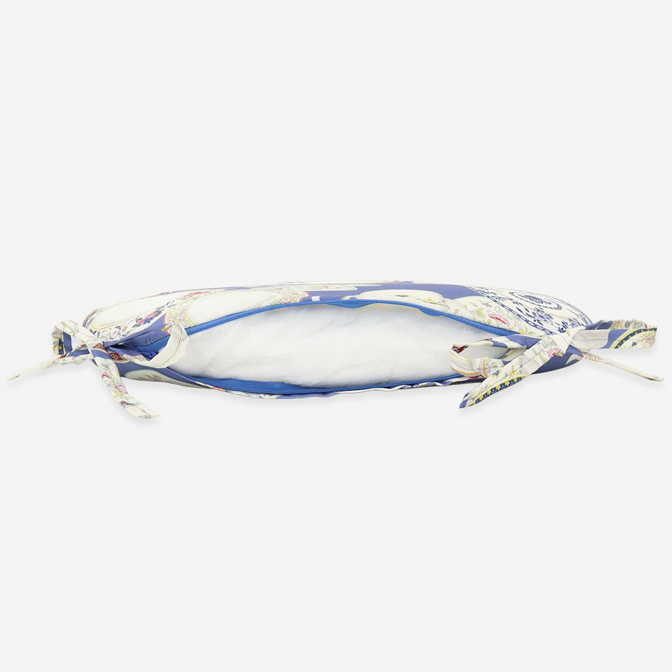 生地の色目に合わせたファスナー色を使用し、ファスナー部分に生地を片側から被せています