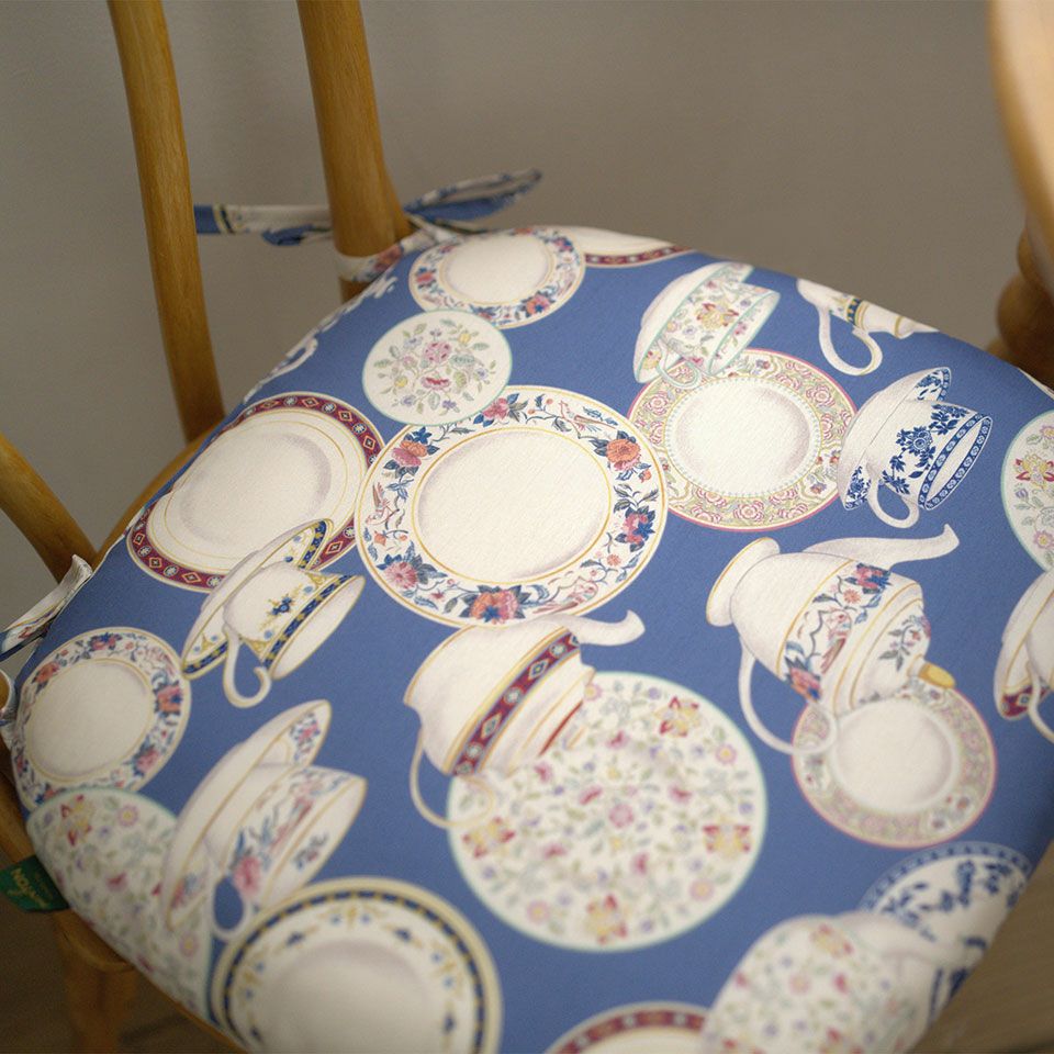 座った瞬間のひんやり感や固さを軽減し、椅子全体のクッション性を補え、やわらかな座り心地になります