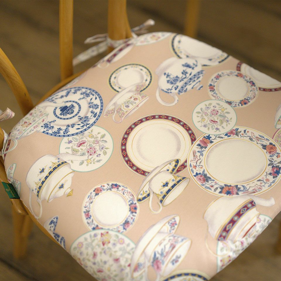 座った瞬間のひんやり感や固さを軽減し、椅子全体のクッション性を補え、やわらかな座り心地になります