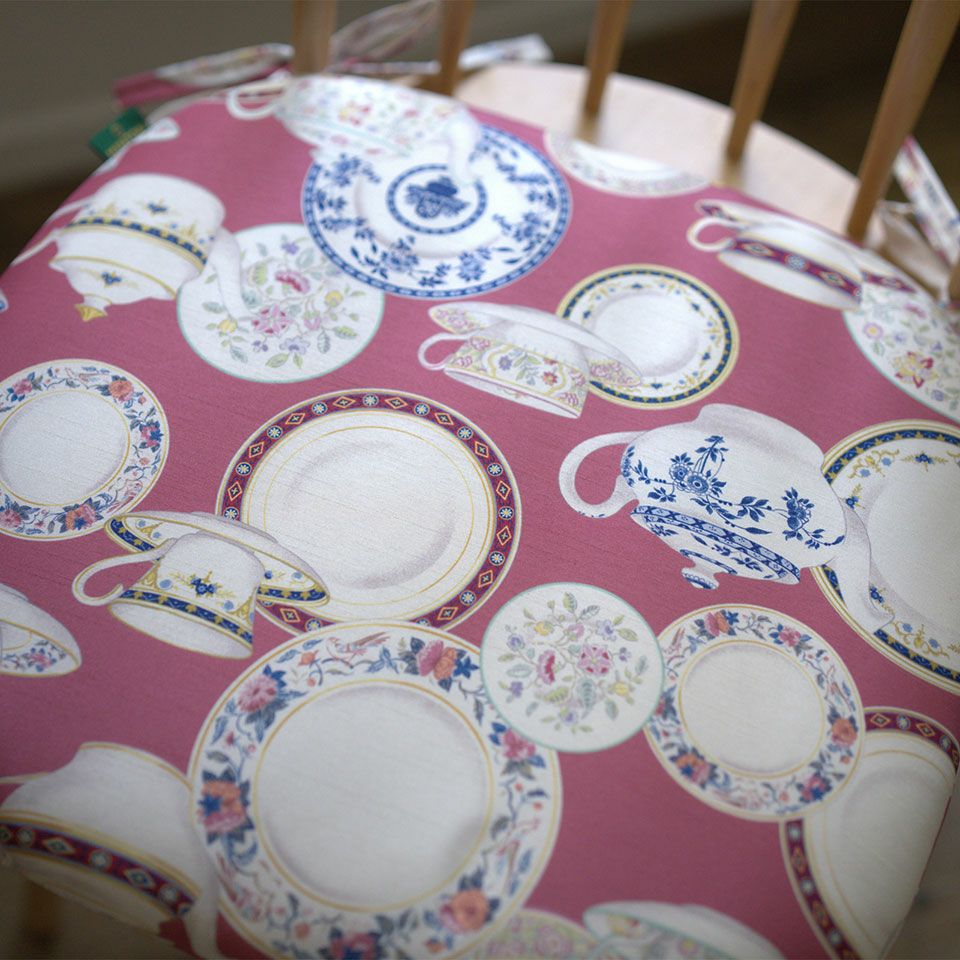 座った瞬間のひんやり感や固さを軽減し、椅子全体のクッション性を補え、やわらかな座り心地になります