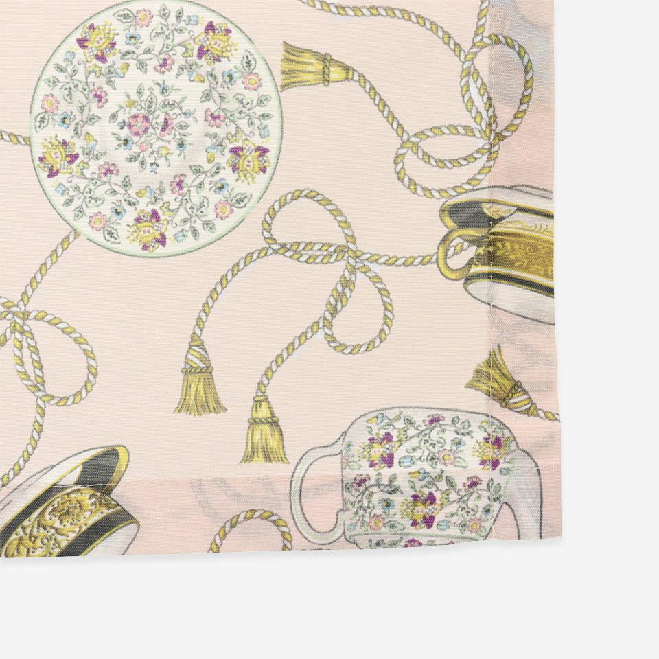 カップ＆タッセルのデザインがプリントされたカフェカーテンです