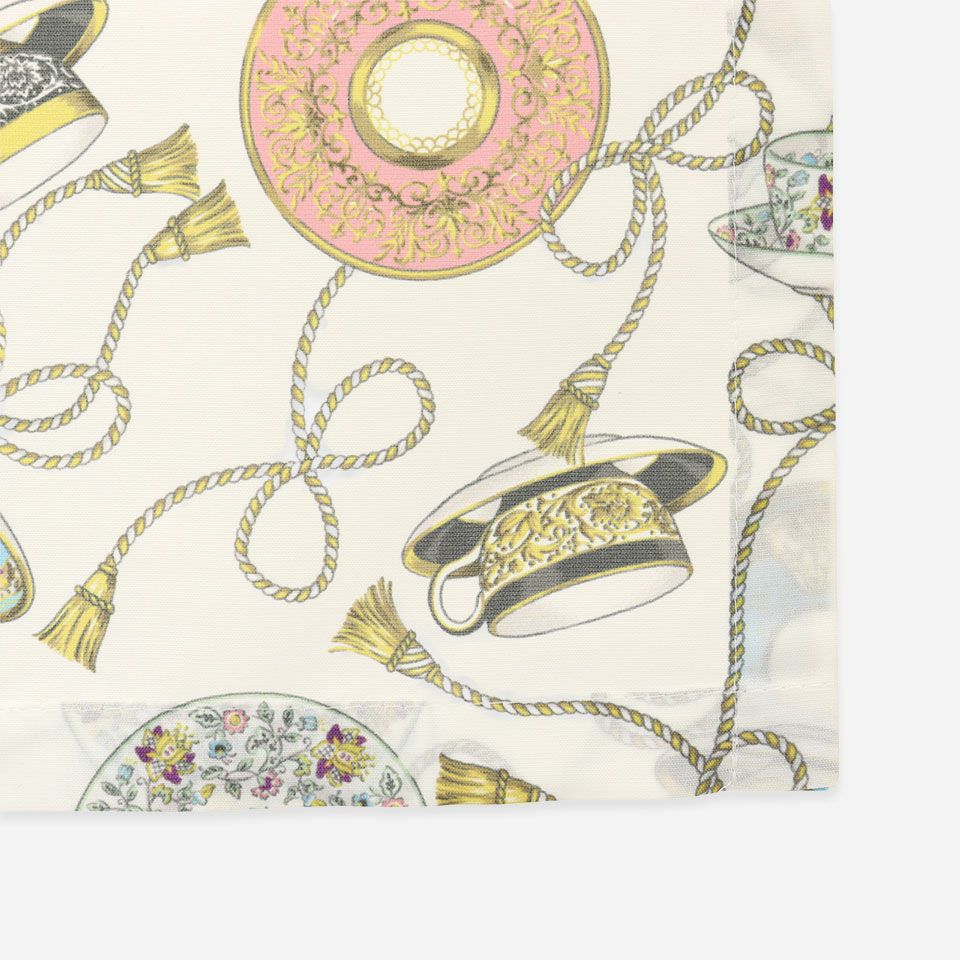 カップ＆タッセルのデザインがプリントされたカフェカーテンです