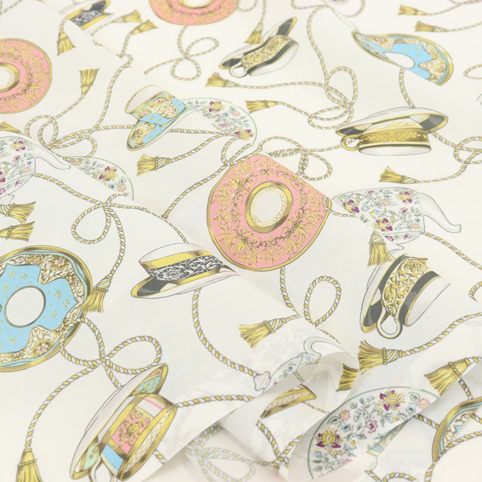 ホワイト色はすっきりと美しい印象を与えます