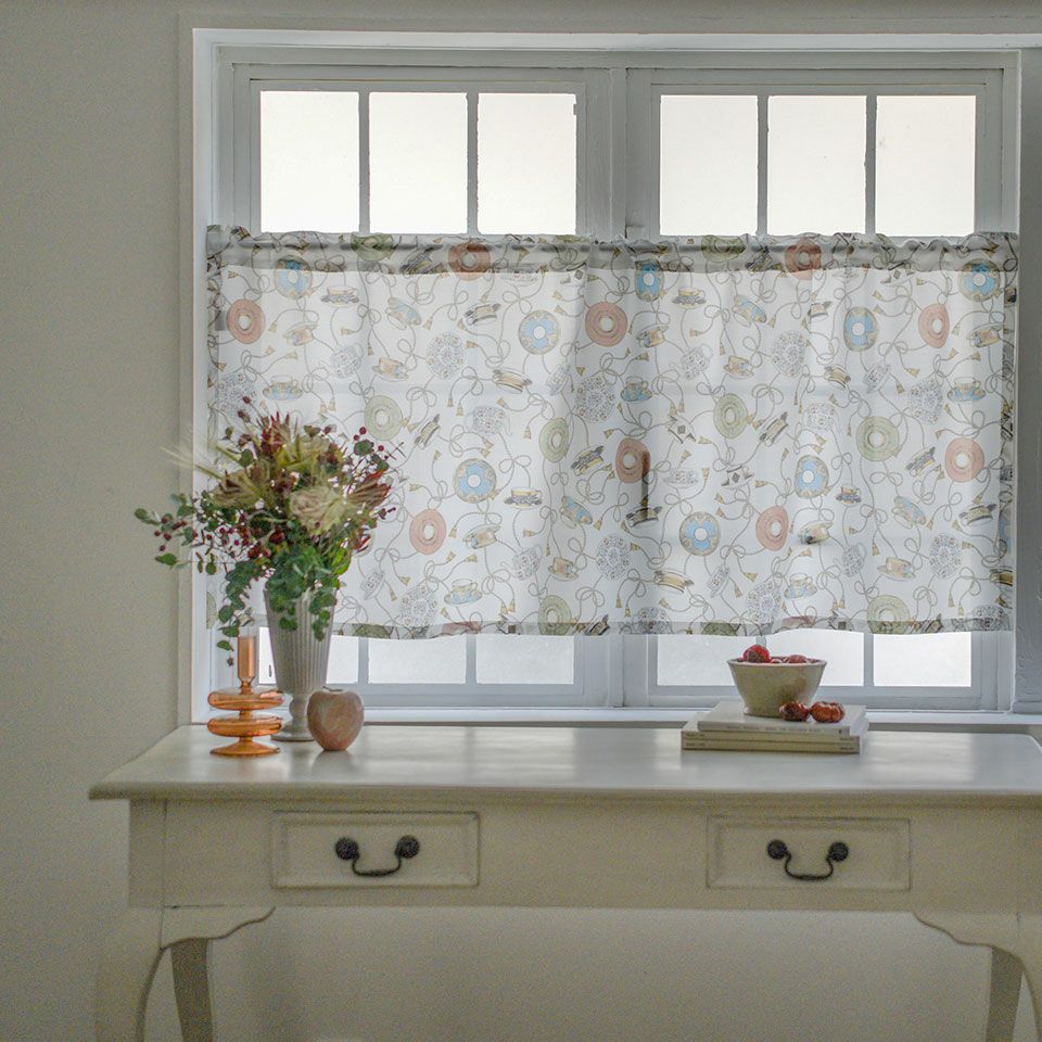 使用イメージ／ 約142cm×60cm／光を取り込みつつ、視線を効果的に遮りたい場合はこちらのサイズがおすすめです／カラー：ホワイト