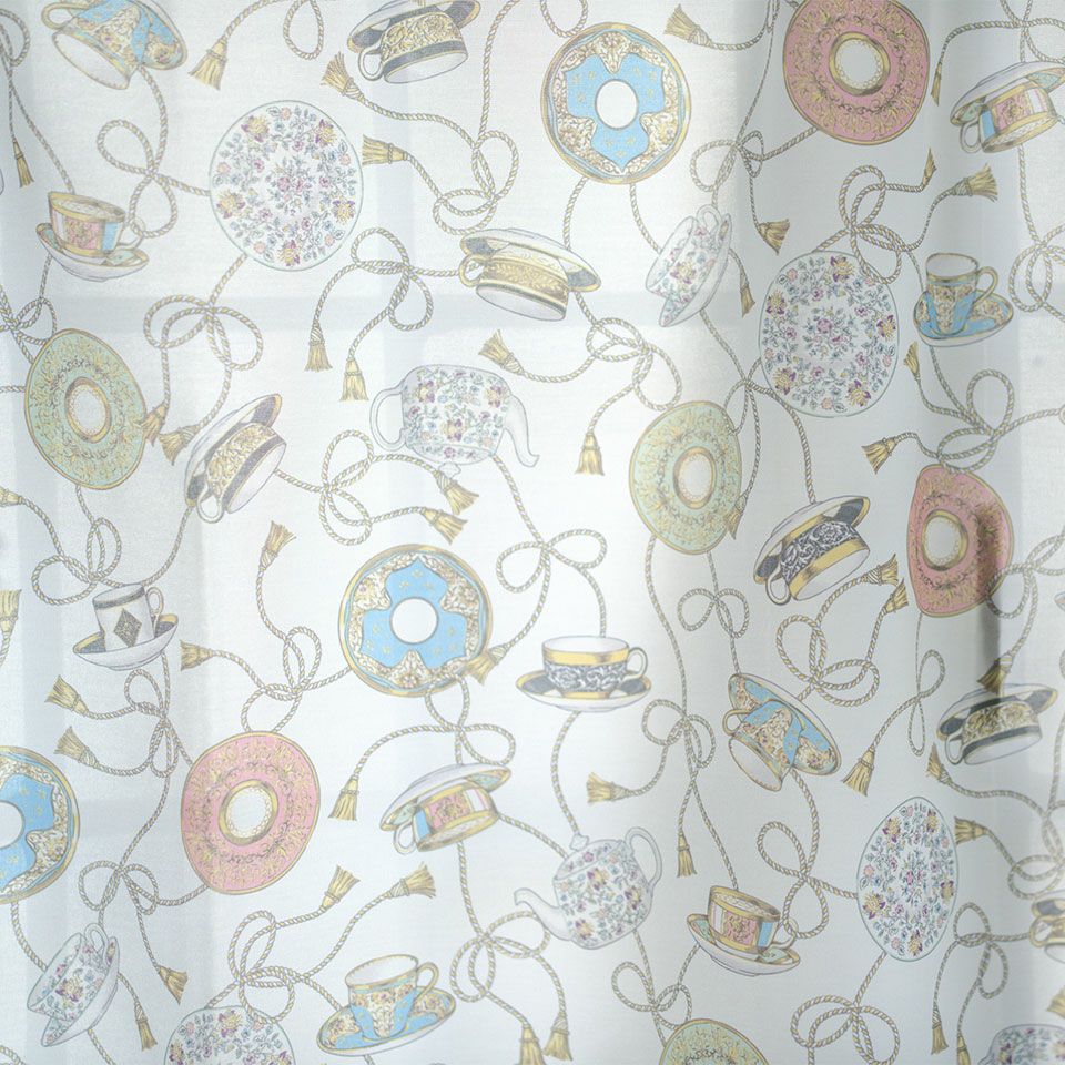 光を通すと淡く優しい色合いとなり、設置する場所、時間帯によって様々な表情をお楽しみいただけます