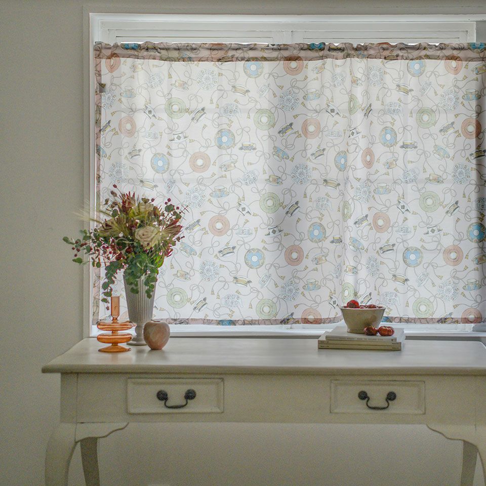 使用イメージ／ 約142cm×90cm／窓を広く覆いたい場合はこちらのサイズがおすすめです／カラー：ピンク