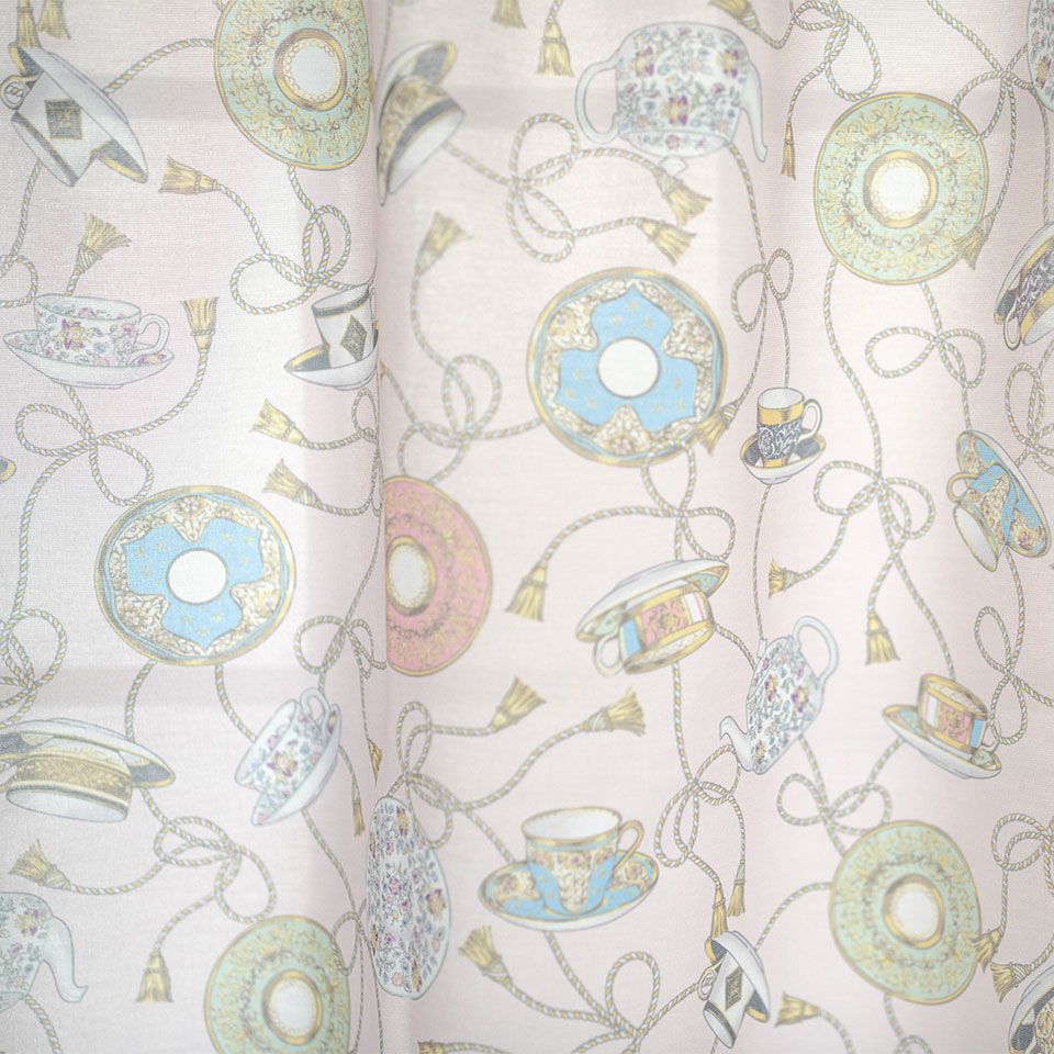 光を通すと淡く優しい色合いとなり、設置する場所、時間帯によって様々な表情をお楽しみいただけます