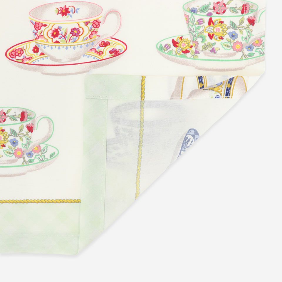 ベースの薄地はウォッシャブルで、花粉をキャッチする機能性に優れ、UVカット、遮熱効果もあり、様々なお部屋でご使用いただけます