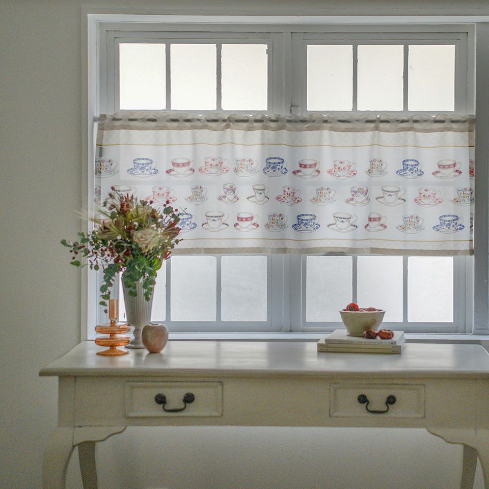 使用イメージ／ 約142cm×45cm／光を取り込みつつ、視線を効果的に遮りたい場合はこちらのサイズがおすすめです／カラー：イエロー