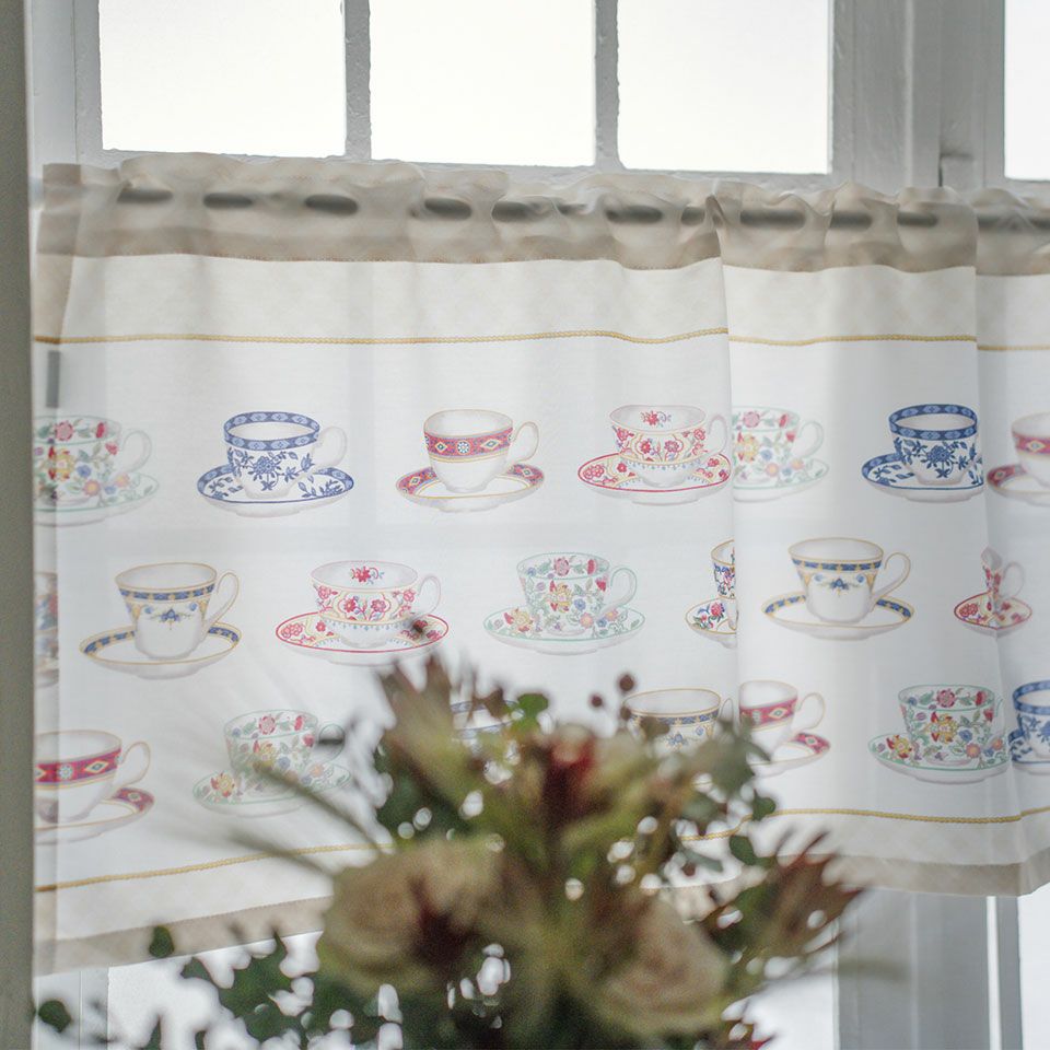 使用イメージ／ 約142cm×45cm／窓辺に吊るしたとき、柄がきれいに浮かび上がるよう、カップのデザインは3段です／カラー：イエロー