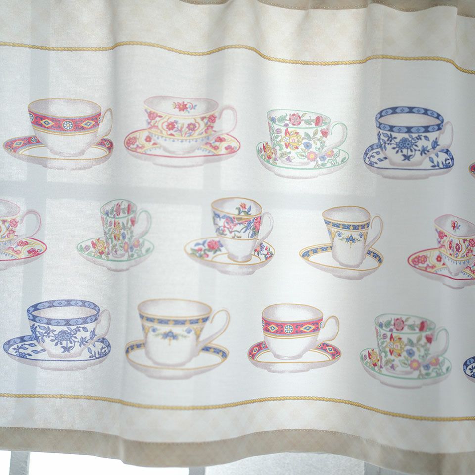 光を通すと淡く優しい色合いとなり、設置する場所、時間帯によって様々な表情をお楽しみいただけます