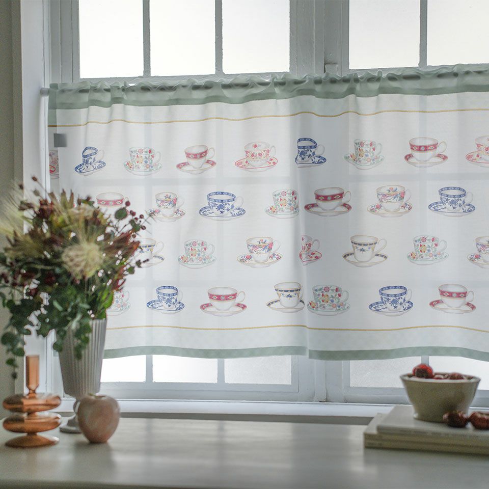 使用イメージ／ 約142cm×60cm／窓辺に吊るしたとき、柄がきれいに浮かび上がるよう、カップのデザインは4段です／カラー：グリーン