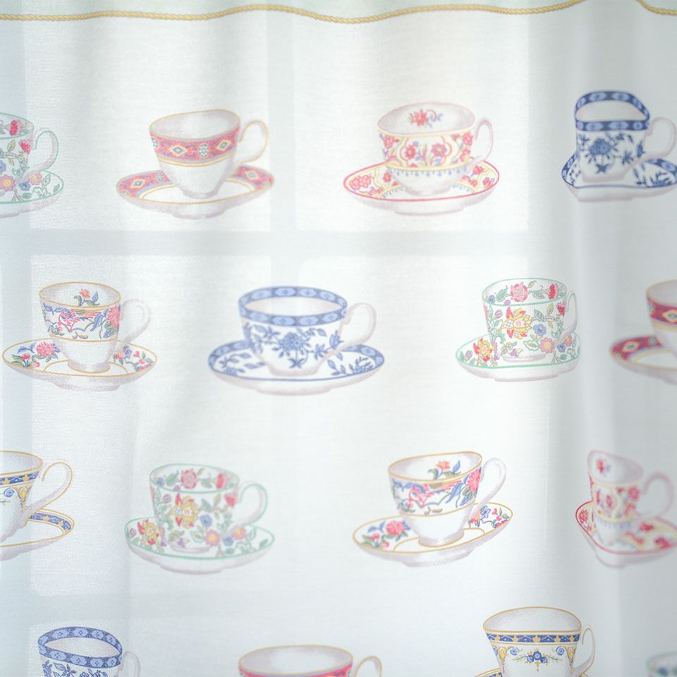 光を通すと淡く優しい色合いとなり、設置する場所、時間帯によって様々な表情をお楽しみいただけます