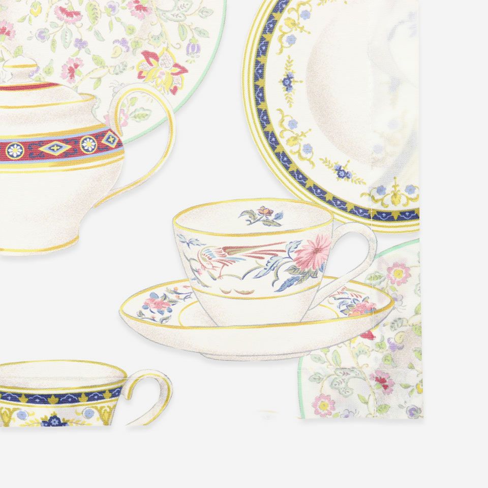 ミントンの食器カタログから抜粋したティーカップとトレー、ティーポットをモチーフとしてファブリックに落とし込んだデザインのカフェレースです