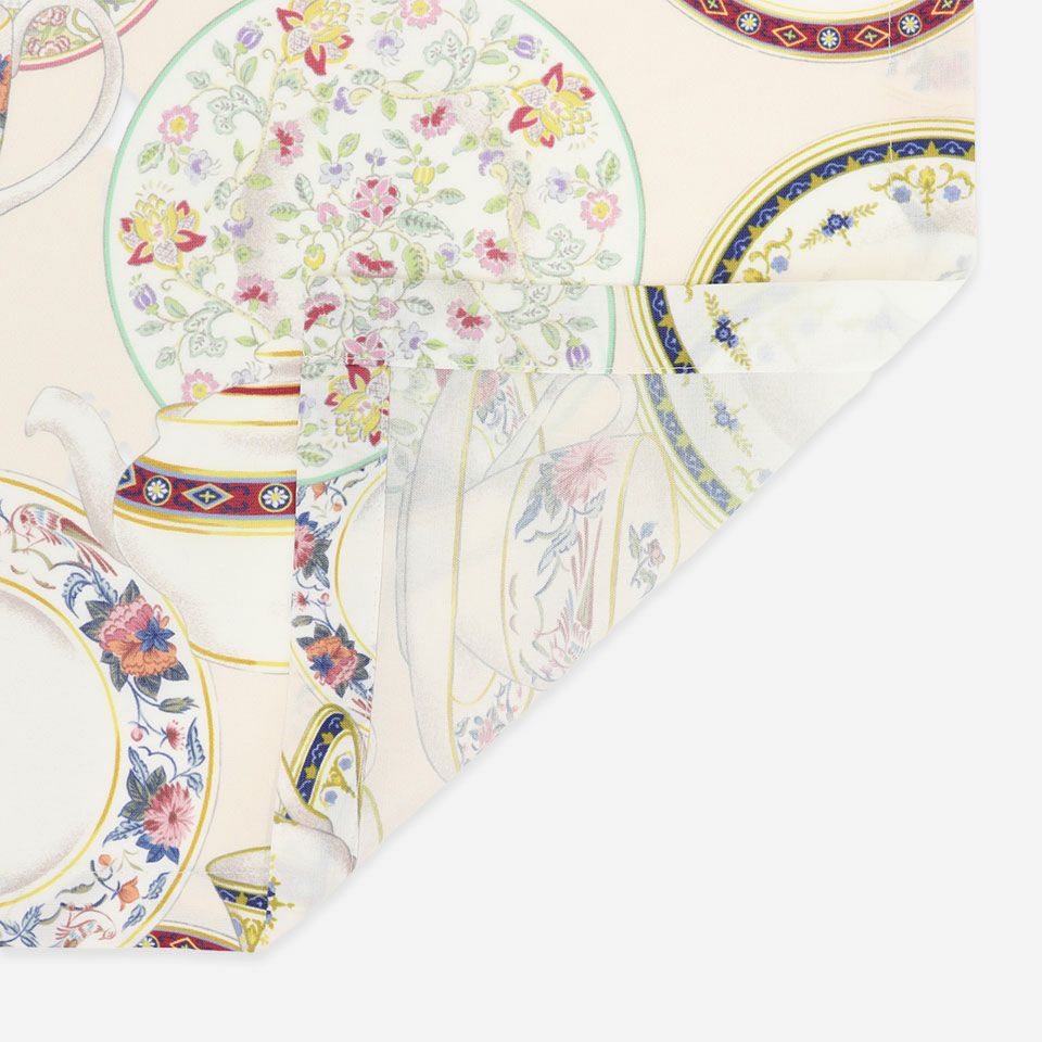 ベースの薄地はウォッシャブルで、花粉をキャッチする機能性に優れ、UVカット、遮熱効果もあり、様々なお部屋でご使用いただけます