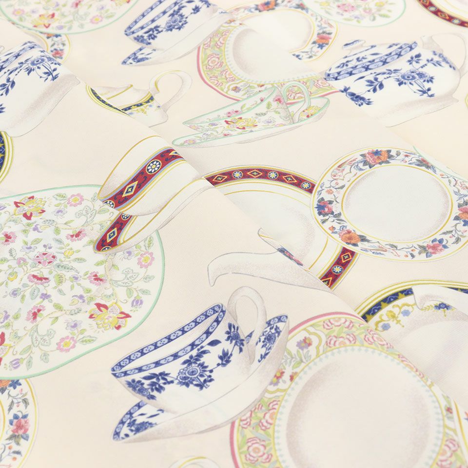 モチーフが映えるアイボリー色はインテリアに合わせやすいカラーです