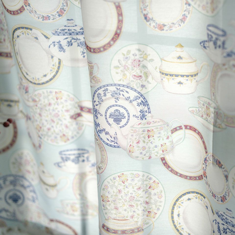 光を通すと淡く優しい色合いとなり、設置する場所、時間帯によって様々な表情をお楽しみいただけます