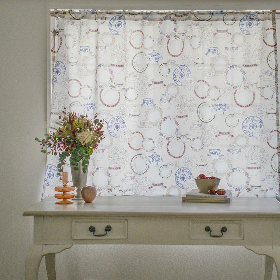 使用イメージ／ 約142cm×110cｍ／長めの丈なので、お部屋のスタイルや気分に合わせて様々にお使いいただけます／カラー：アイボリー