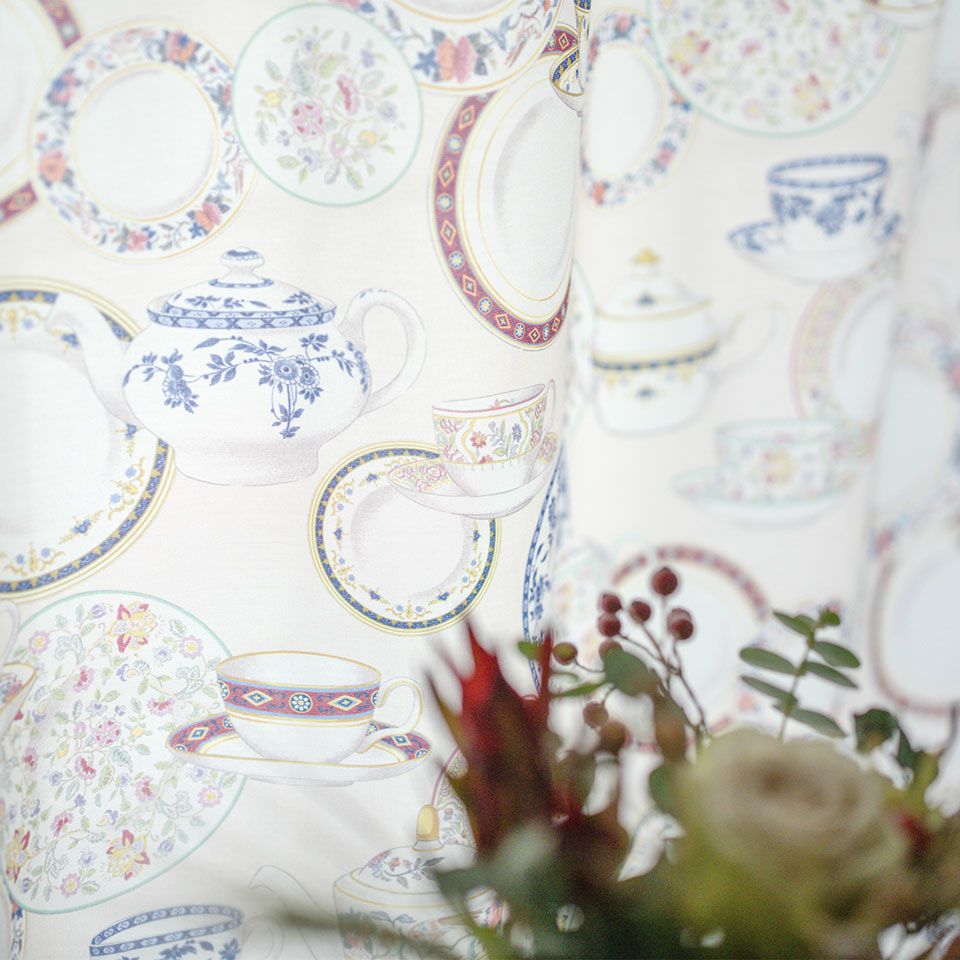 光を通すと淡く優しい色合いとなり、設置する場所、時間帯によって様々な表情をお楽しみいただけます