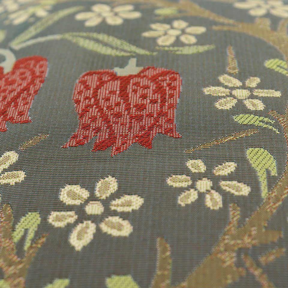 咲き乱れる色とりどりの小花を表現しかわいらしいファブリックに仕上げています