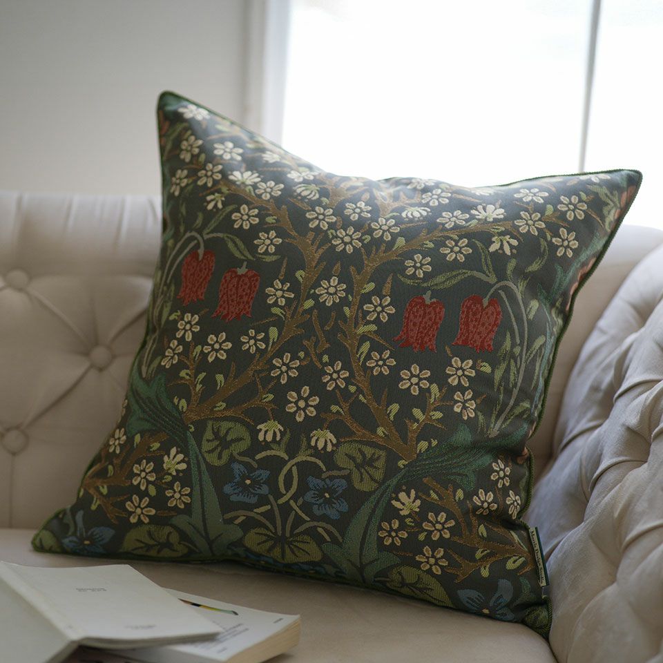 最も一般的なサイズで大きすぎず小さすぎず、小さめのソファーやベッドにも取り入れやすく扱いやすいサイズ感です