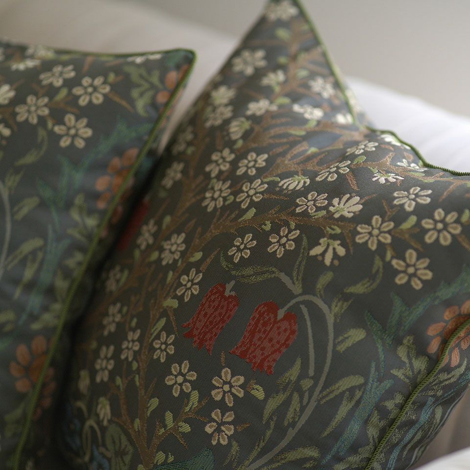 抱えて身体の支えとして、膝上に置き肘の支えとして、背もたれとして幅広くご使用いただける定番サイズです