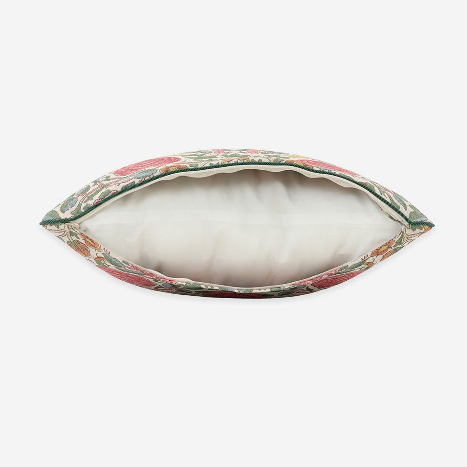 生地の色目に合わせたファスナー色を使用し、ファスナー部分に生地を片側から被せています