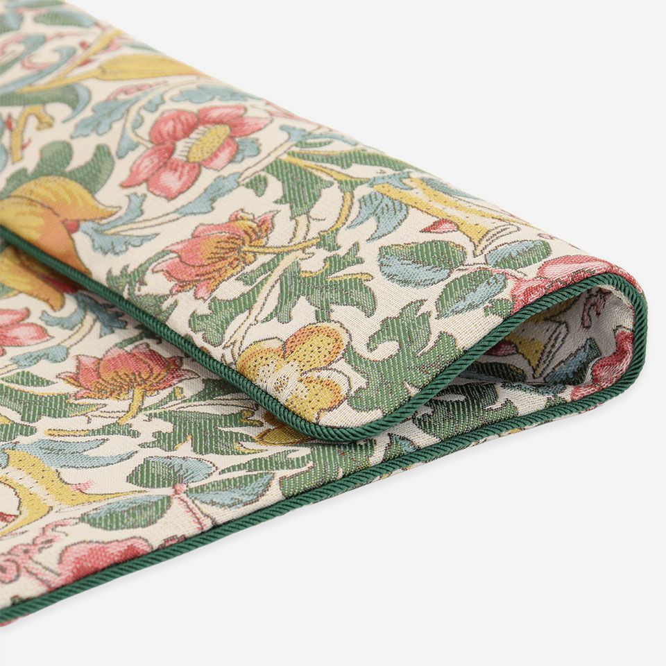 1883年にモリスによって、家具用ファブリックとしてデザインされ、モリスの親友、エメリー・ウォーカー卿の居間で使用されていました