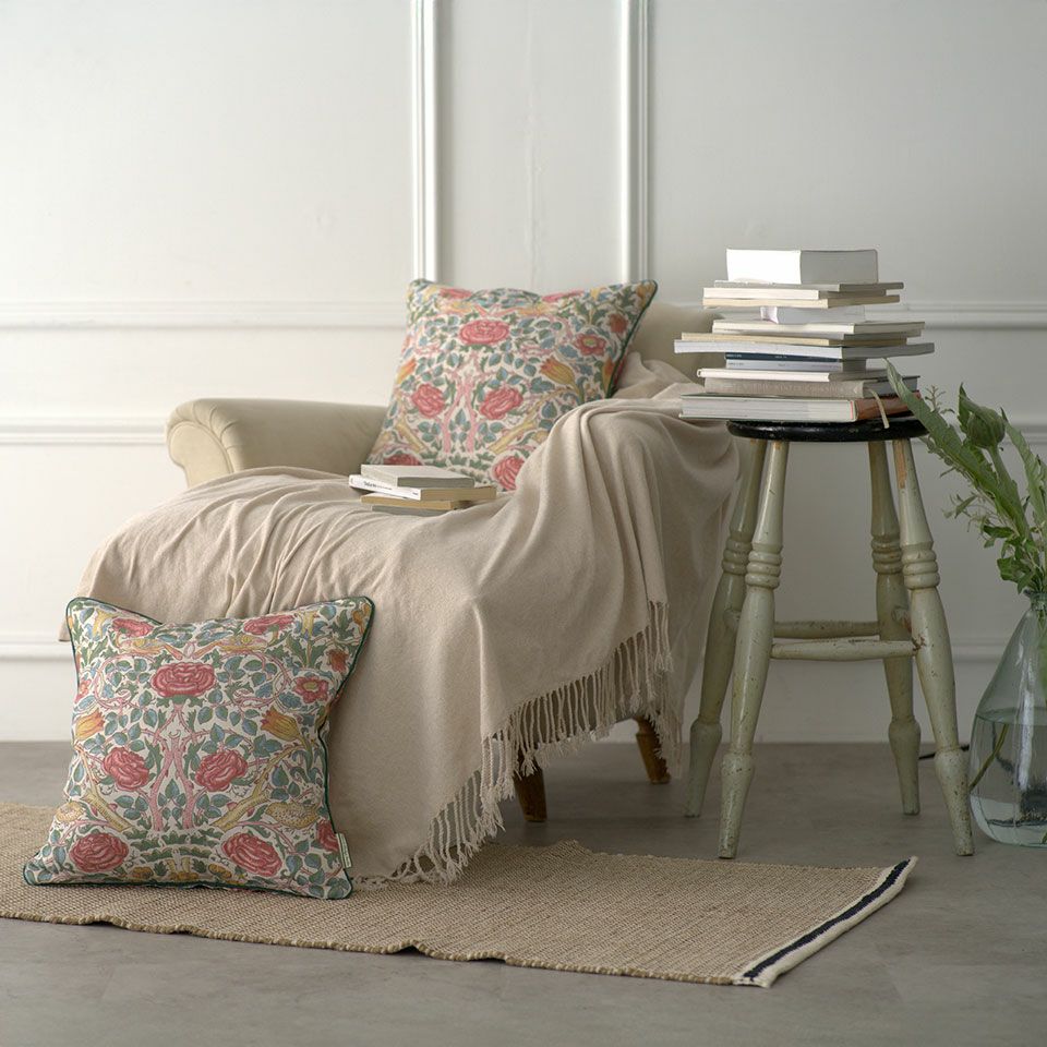 最も一般的なサイズで大きすぎず小さすぎず、小さめのソファーやベッドにも取り入れやすく扱いやすいサイズ感です