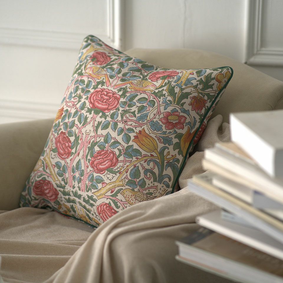 抱えて身体の支えとして、膝上に置き肘の支えとして、背もたれとして幅広くご使用いただけます