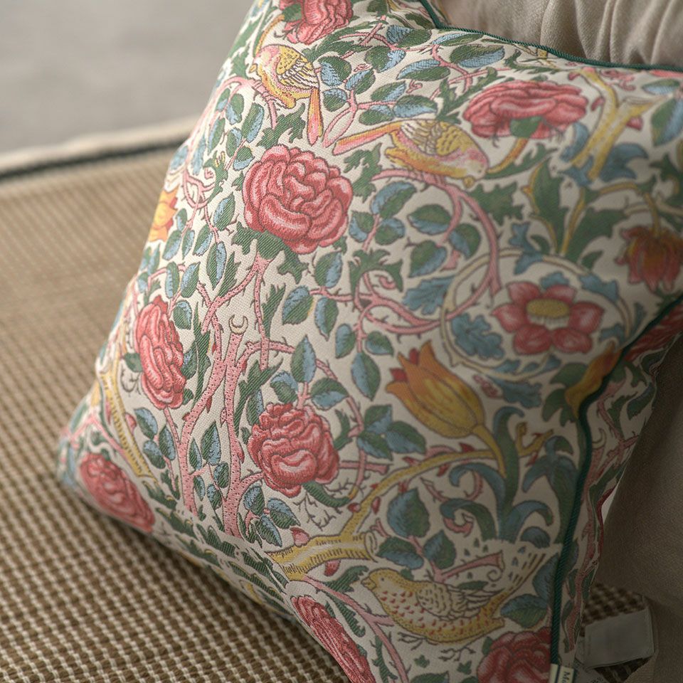 ローズは、チューリップとバラの花が豪華に咲き誇り、茂みの中で戯れる陽気な２羽の鳥がデザインされています