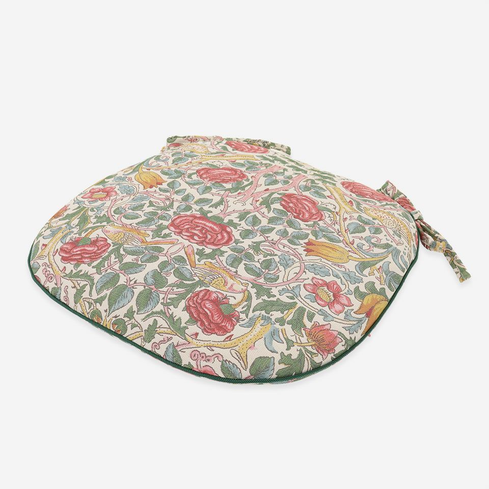 表面／カラー：レッド／45cm×43cm／1883年にモリスによって、家具用ファブリックとしてデザインされました