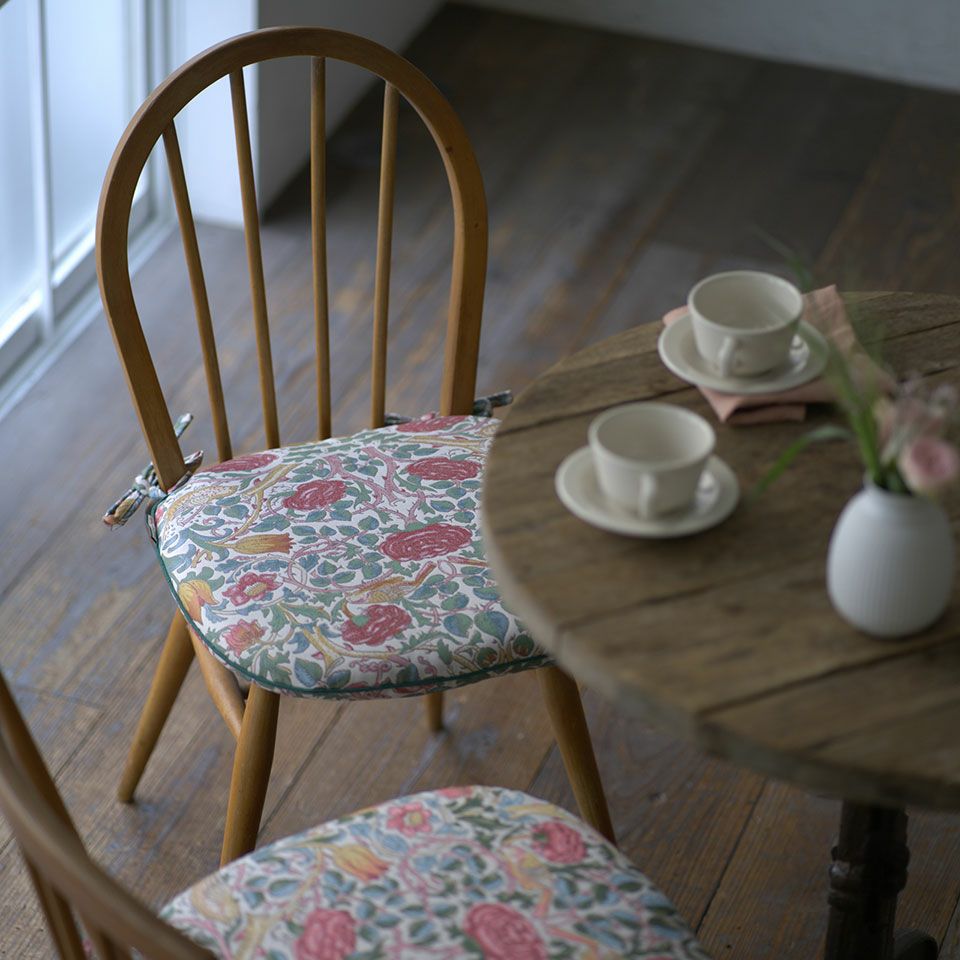 座った瞬間のひんやり感や固さを軽減し、椅子全体のクッション性を補え、やわらかな座り心地になります