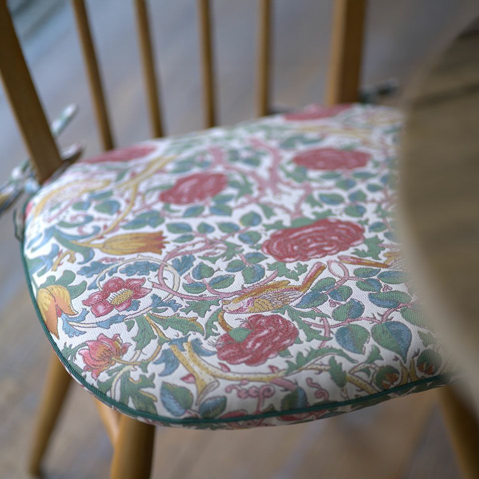 モリスらしいクラシカルなデザインを取り入れて、お部屋を華やかにコーディネートしていただけます