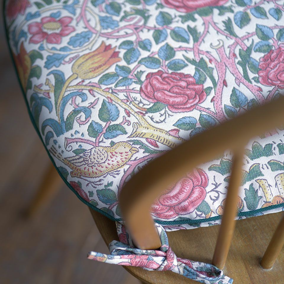 縫い付けの紐で椅子にしっかりと固定して使える便利なダイニングシートクッションです