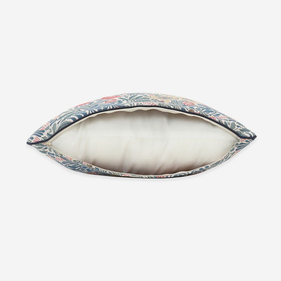 生地の色目に合わせたファスナー色を使用し、ファスナー部分に生地を片側から被せています