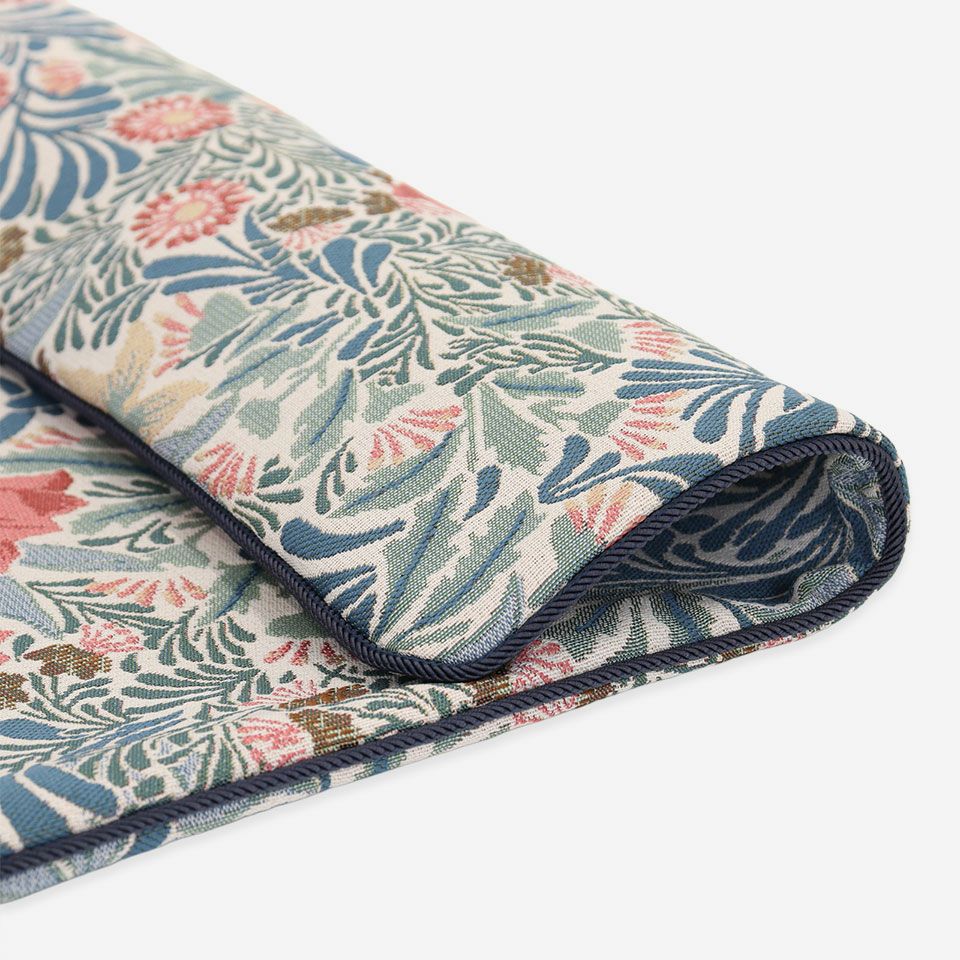 1877年にウィリアム・モリスの柄として登録されたバウアーは、生命力にあふれる葉や花が咲き乱れる楽園を描いたデザインです