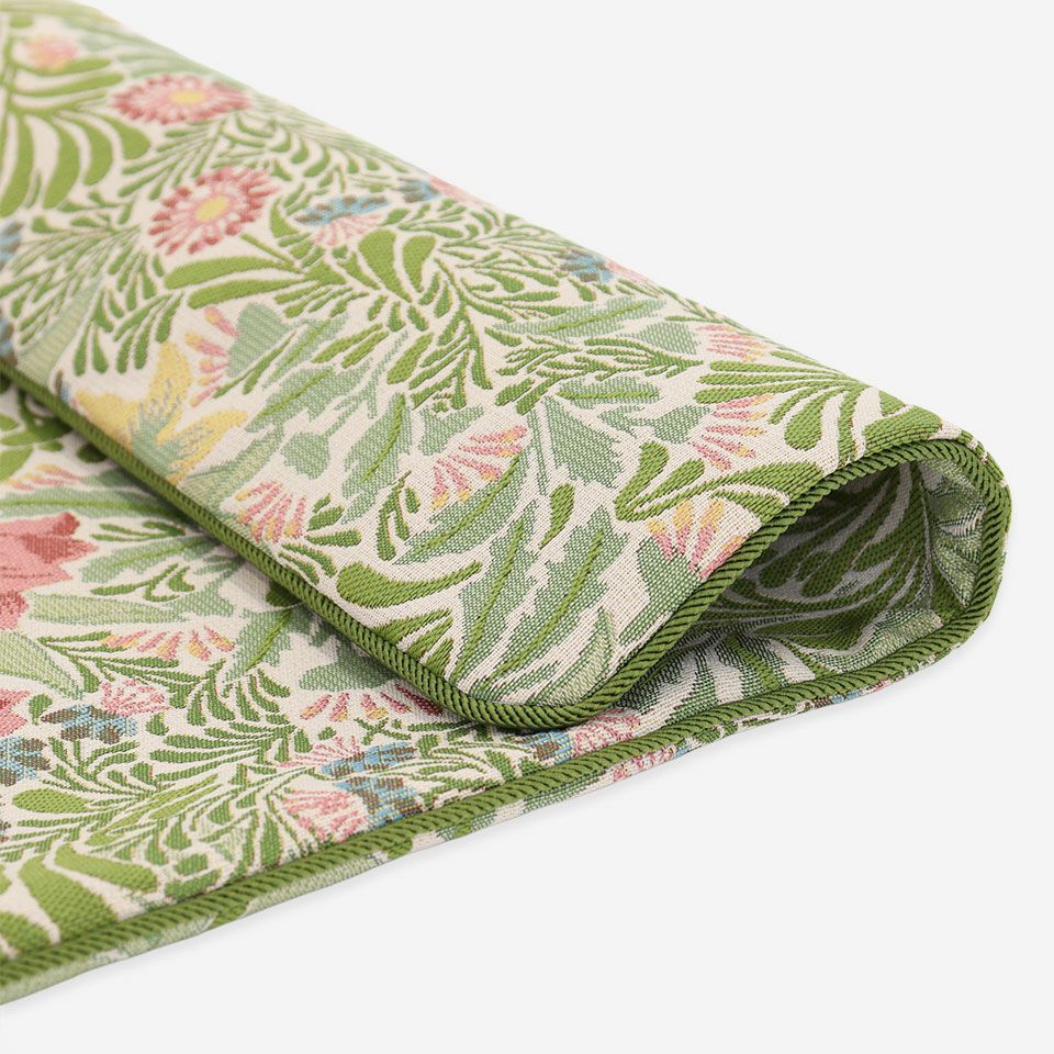 1877年にウィリアム・モリスの柄として登録されたバウアーは、生命力にあふれる葉や花が咲き乱れる楽園を描いたデザインです