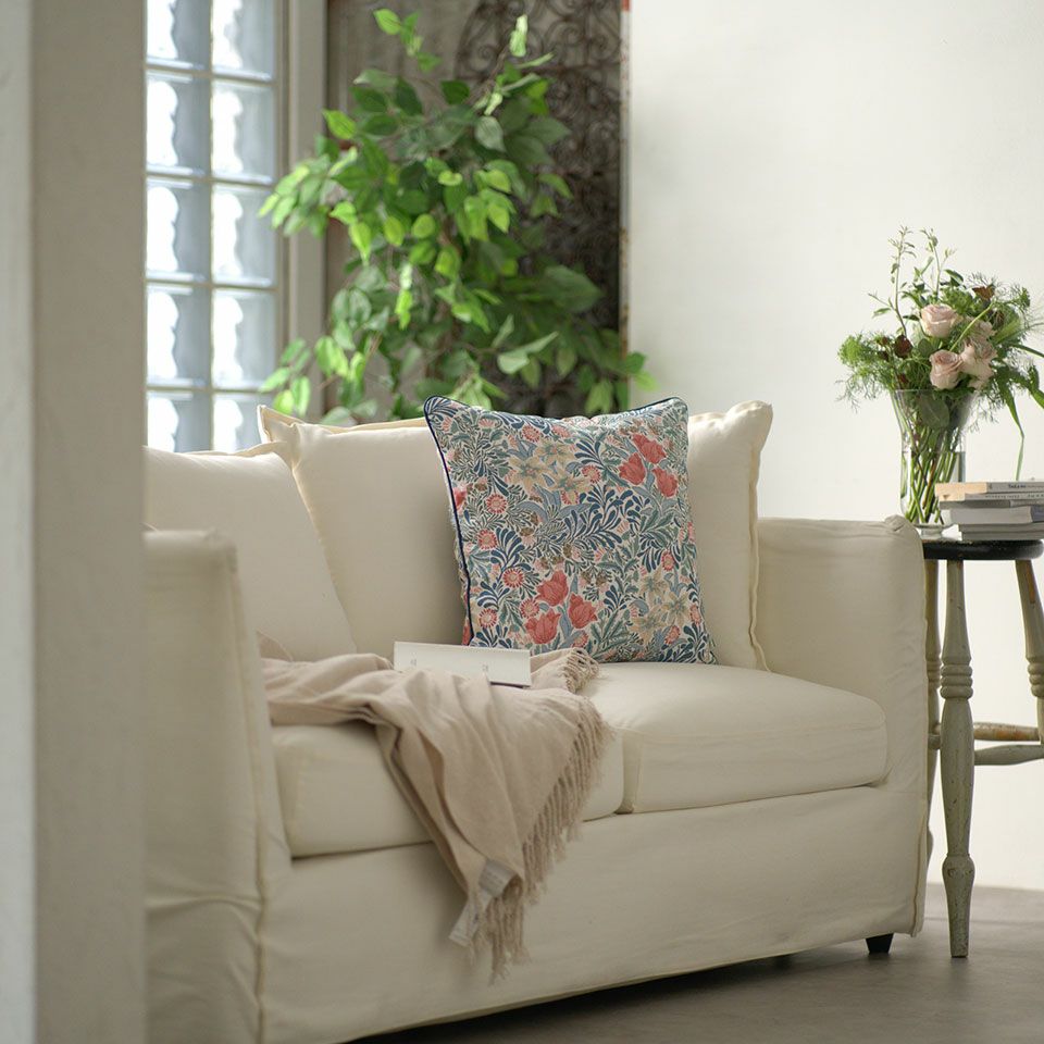 最も一般的なサイズで大きすぎず小さすぎず、小さめのソファーやベッドにも取り入れやすく扱いやすいサイズ感です