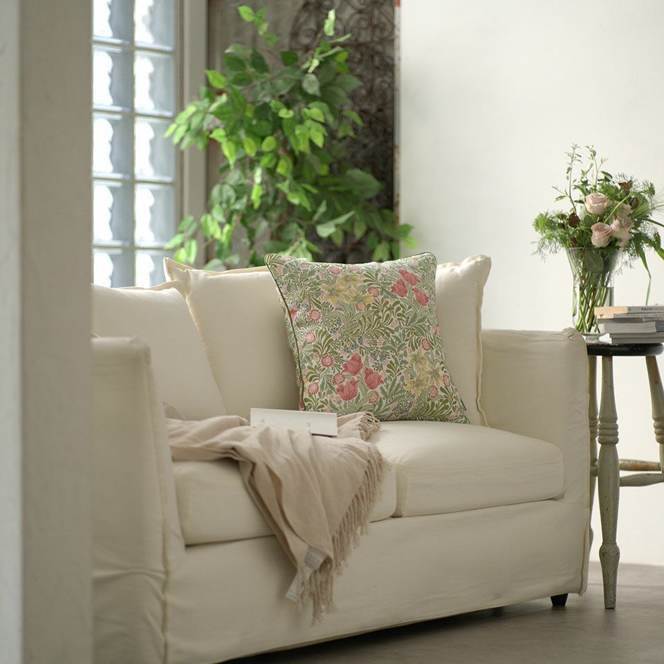 最も一般的なサイズで大きすぎず小さすぎず、小さめのソファーやベッドにも取り入れやすく扱いやすいサイズ感です