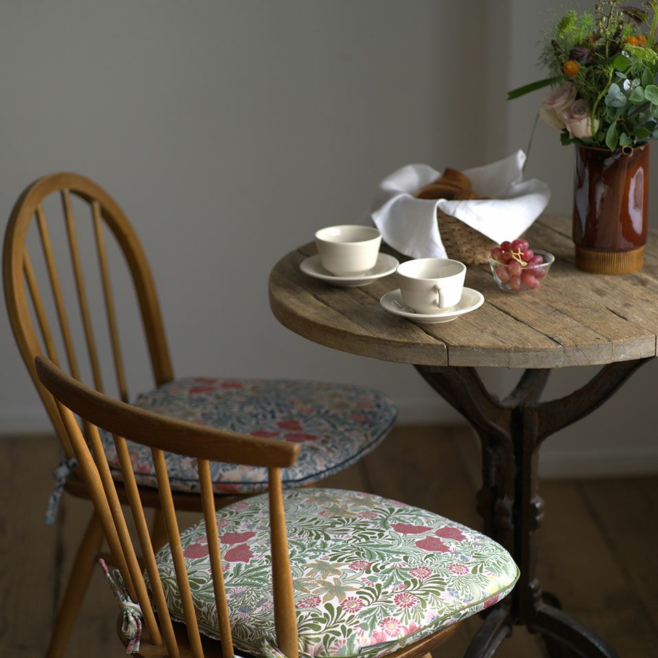 座った瞬間のひんやり感や固さを軽減し、椅子全体のクッション性を補え、やわらかな座り心地になります